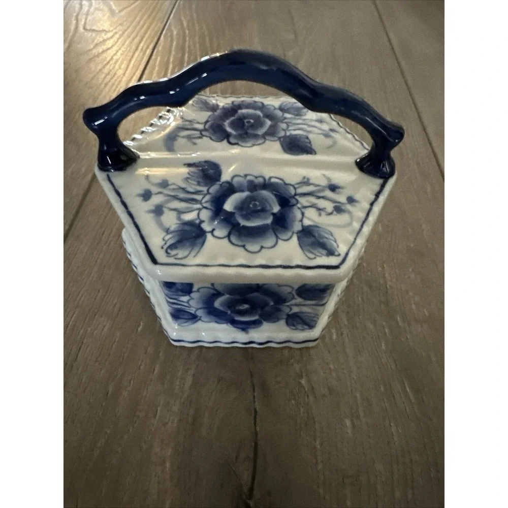 VTG BLUE & WHITE LIDDED DRESSER JAR MADE IN THAILAND‎ FLORAL TRINKET JEWELRY BOX